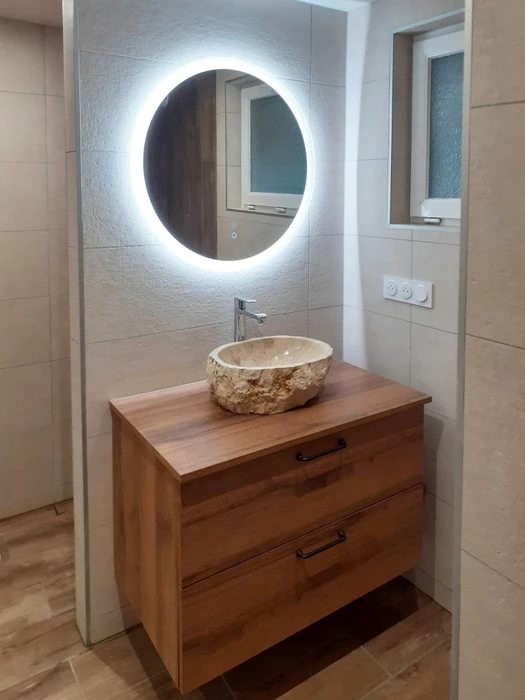 Salle de bain moderne avec meuble vasque suspendu en bois effet chêne, deux tiroirs à poignées noires
