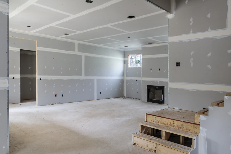 Chantier de construction intérieure en cours, pièce avec cloisons sèches non finies