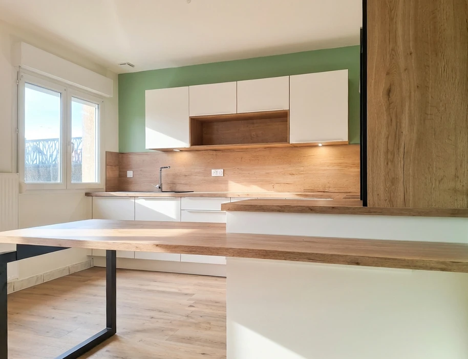 Cuisine moderne ouverte, îlot central avec plan de travail en granit noir, table en bois massif brut
