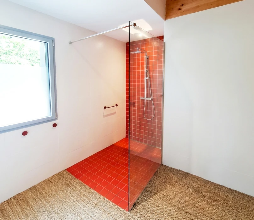 Salle de bain moderne avec meuble vasque suspendu en bois clair, plan vasque céramique blanc intégré, robinetterie monotrou chromée