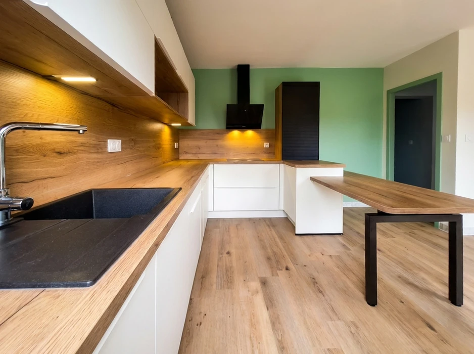 Cuisine moderne en L avec îlot central