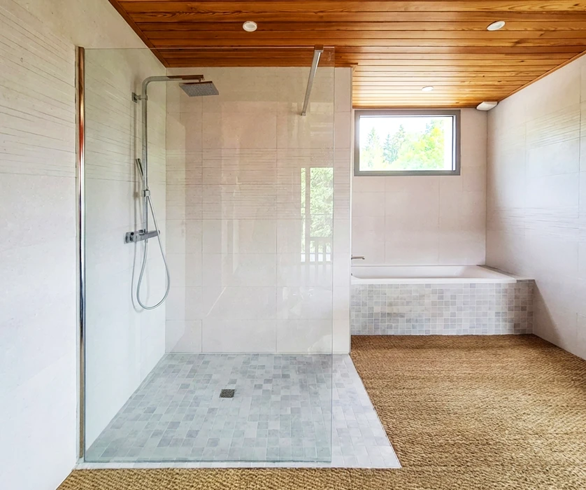 Douche à l'italienne PMR avec carrelage effet marbre blanc veiné