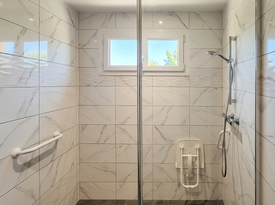 Salle de bains moderne avec douche à l'italienne, paroi en verre transparent