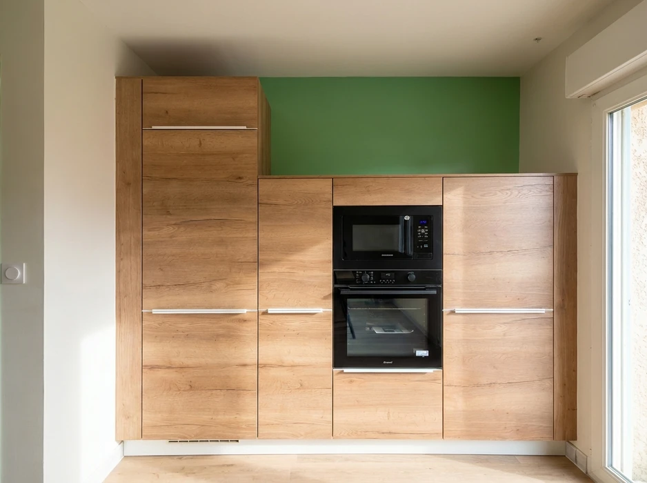 Cuisine moderne en L avec façades bois clair chêne naturel, plan de travail et crédence en marbre noir veiné blanc
