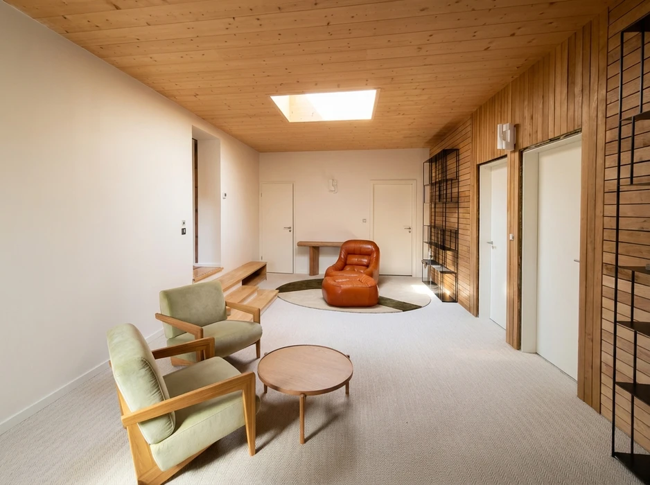 Salle de bain moderne avec meuble vasque suspendu en bois clair, plan vasque céramique blanc, robinetterie chromée monotrou
