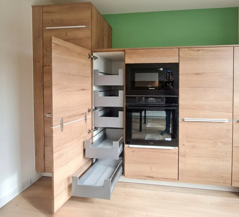 Salle de bain moderne avec meuble vasque suspendu en bois clair, plan vasque céramique blanc intégré, robinetterie monotrou chromée