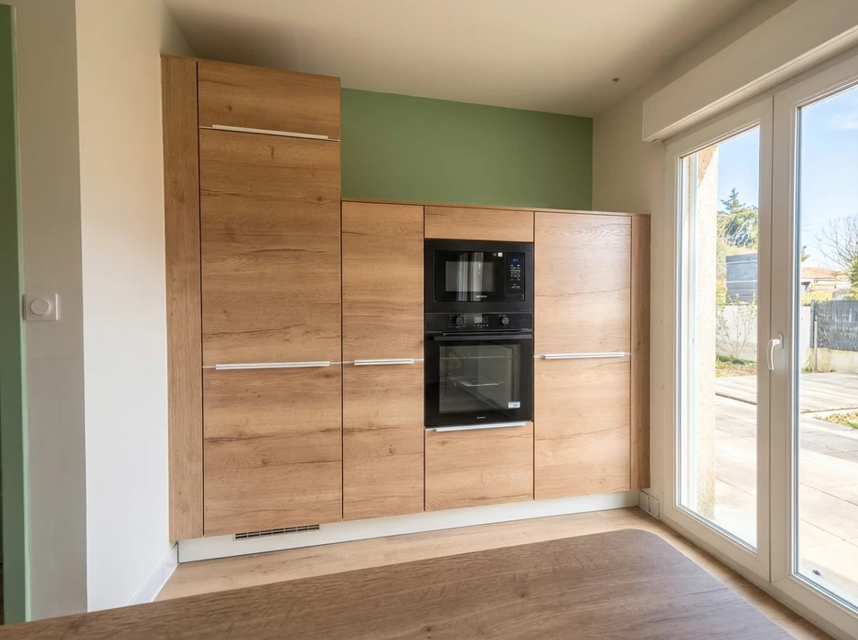 Salle de bain moderne avec meuble vasque suspendu en bois clair, plan vasque céramique blanc, robinetterie chromée monotrou