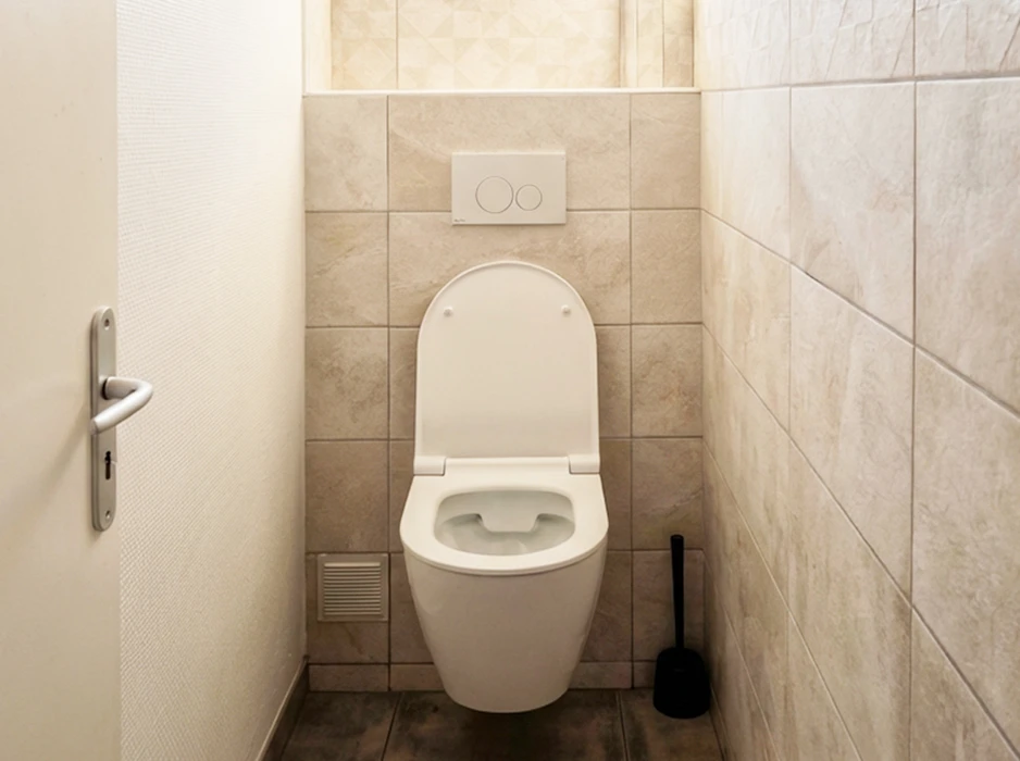 Salle de bain moderne avec meuble vasque suspendu en bois effet chêne, deux tiroirs à poignées noires