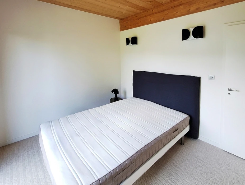 Salle de bain moderne rénovée, sans personnage