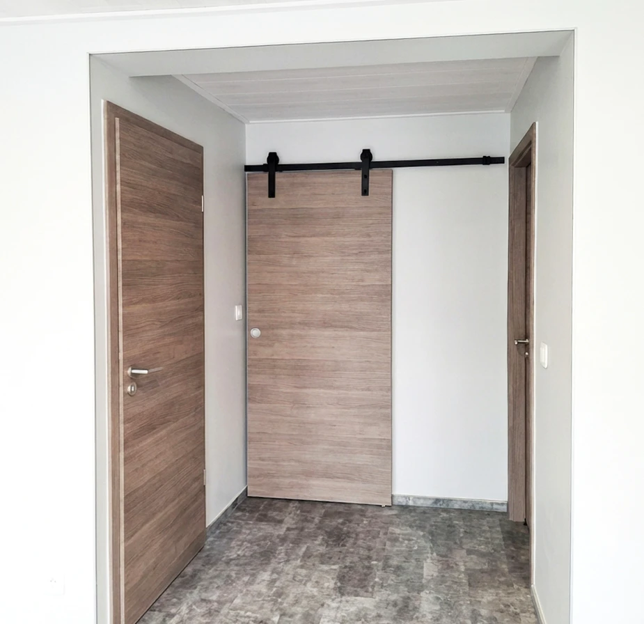 Salle de bain moderne avec meuble vasque suspendu en bois clair, plan vasque céramique blanc, robinetterie chromée monotrou