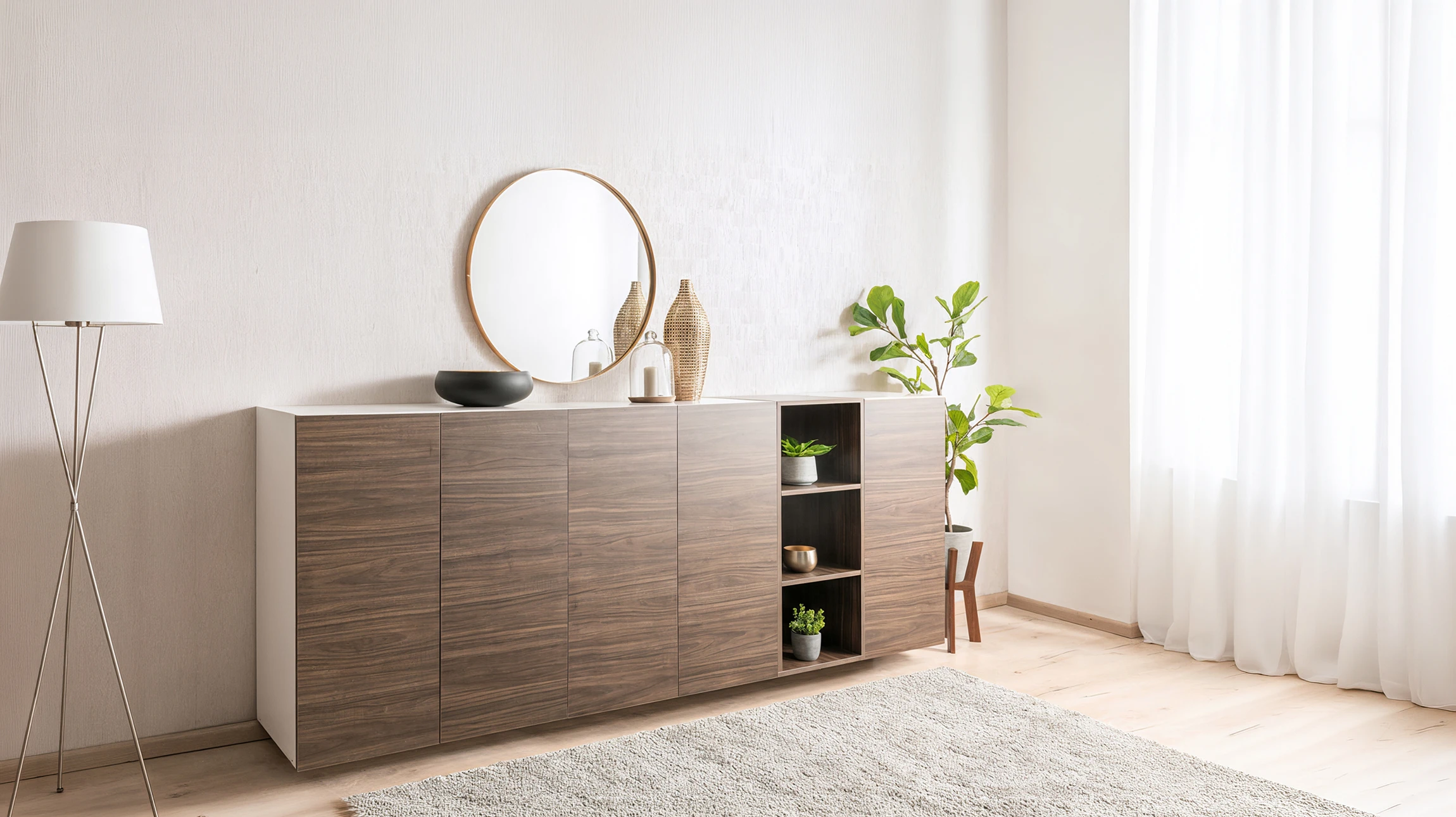 Chambre moderne avec dressing ouvert intégré au mur, lit double avec linge gris et blanc, fauteuil scandinave beige, luminaire articulé noir