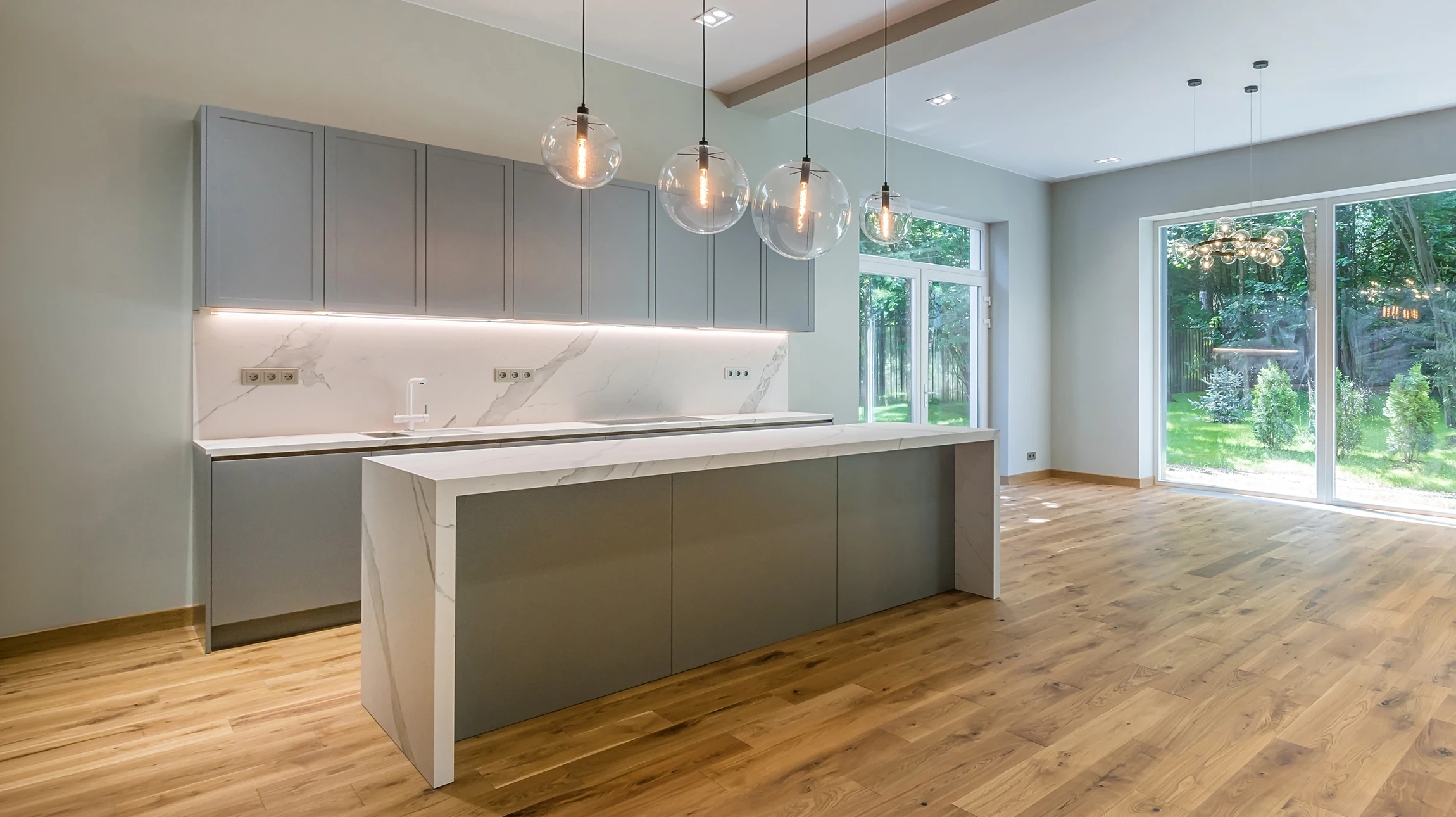 Sol intérieur en parquet bois massif disposé en motif chevron ou point de Hongrie