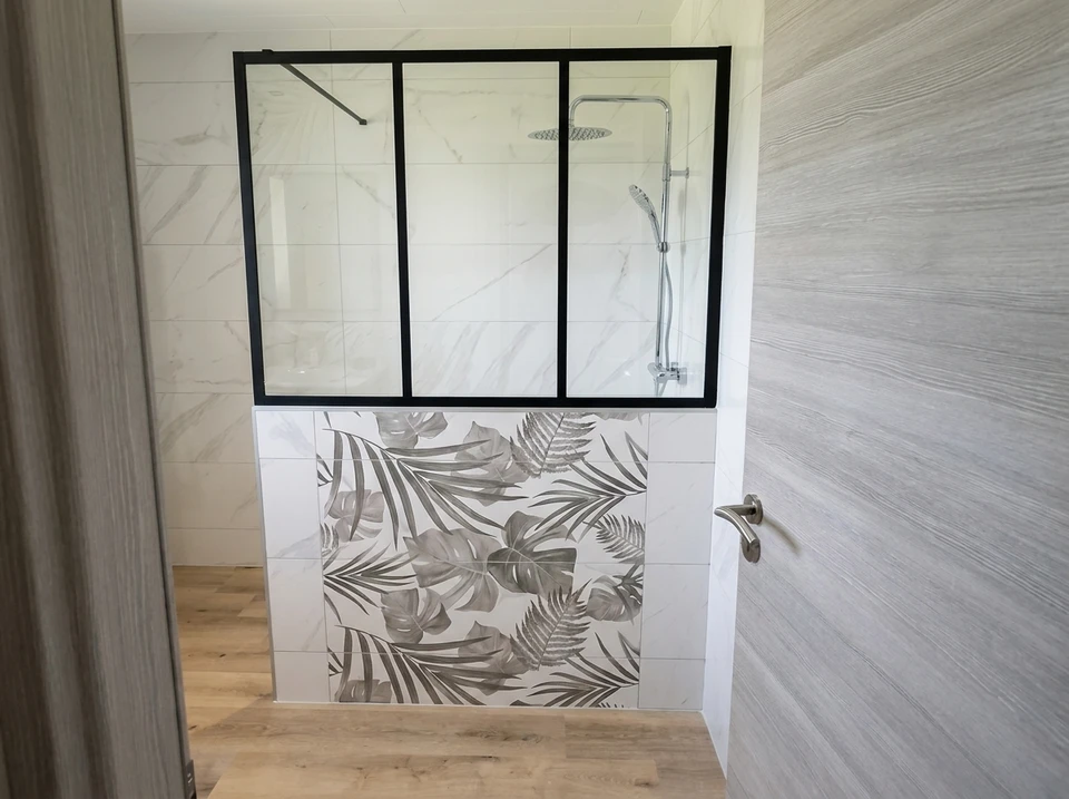 Atelier de menuiserie intérieur avec artisan travaillant sur établi en bois