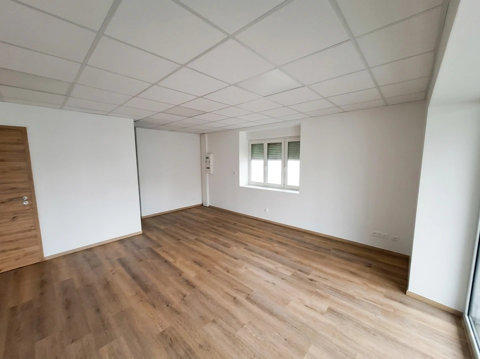 Un décorateur donne des conseils au client, sélectionne  éléments de design pour un nouveau projet de rénovation intérieure