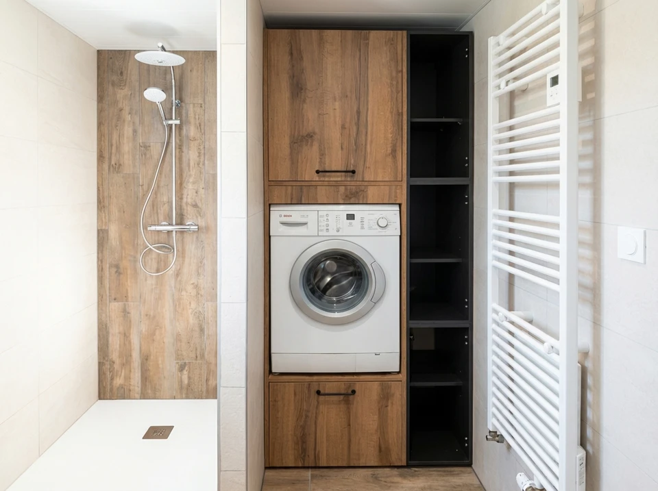 Intérieur moderne de la salle de bains avec baignoire blanche et vasque chic, murs blancs, sol gris, plantes, mur en bois, éclairage naturel