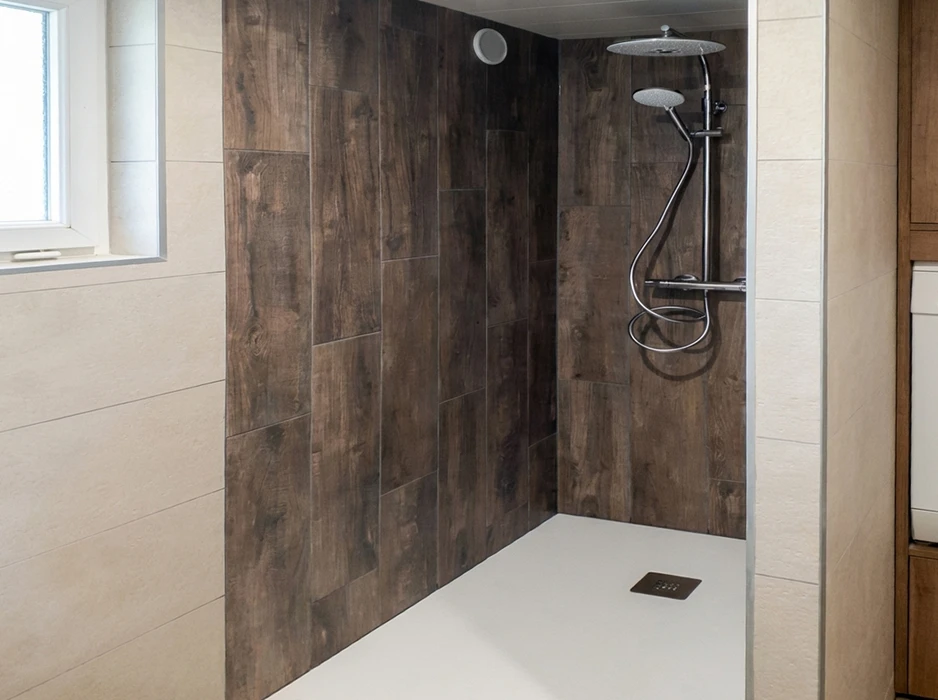 Salle de bain moderne et épurée, vide, sans occupant