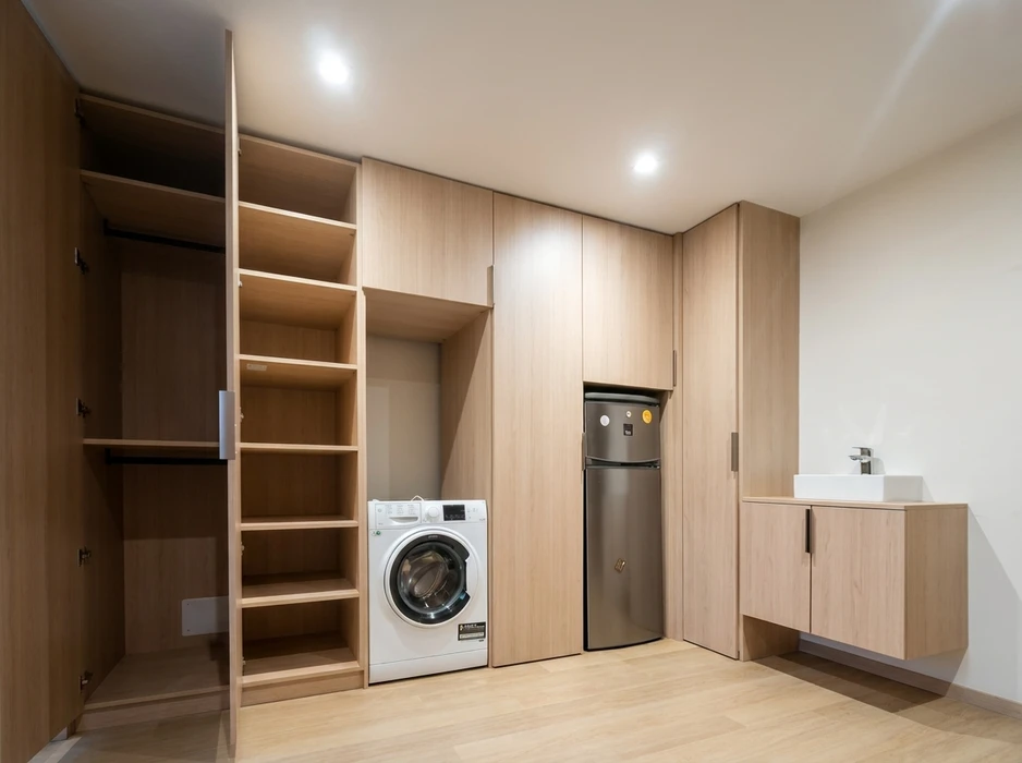 Photographie professionnelle d'une salle de bain rénovée moderne avec baignoire encastrée, carrelage mural de qualité, meuble vasque sur mesure en bois, miroir éclairant et finitions contemporaines, illustrant l'expertise en rénovation de salles de bain de Seigne Cuisines et Habitat.